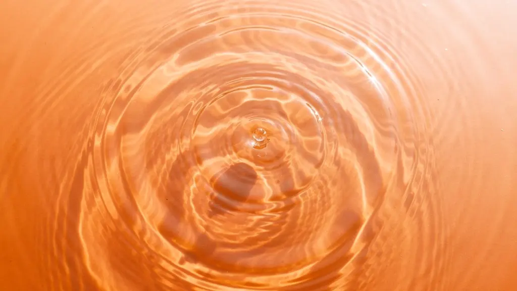 Visualización del segundo chakra con ondas de agua naranja fluyendo en el área pélvica