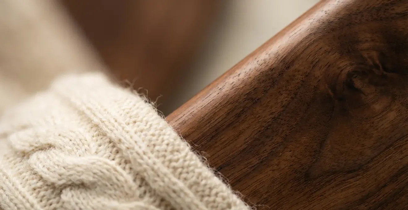 Interior de hogar con zonas diferenciadas mostrando armonía en la diversidad