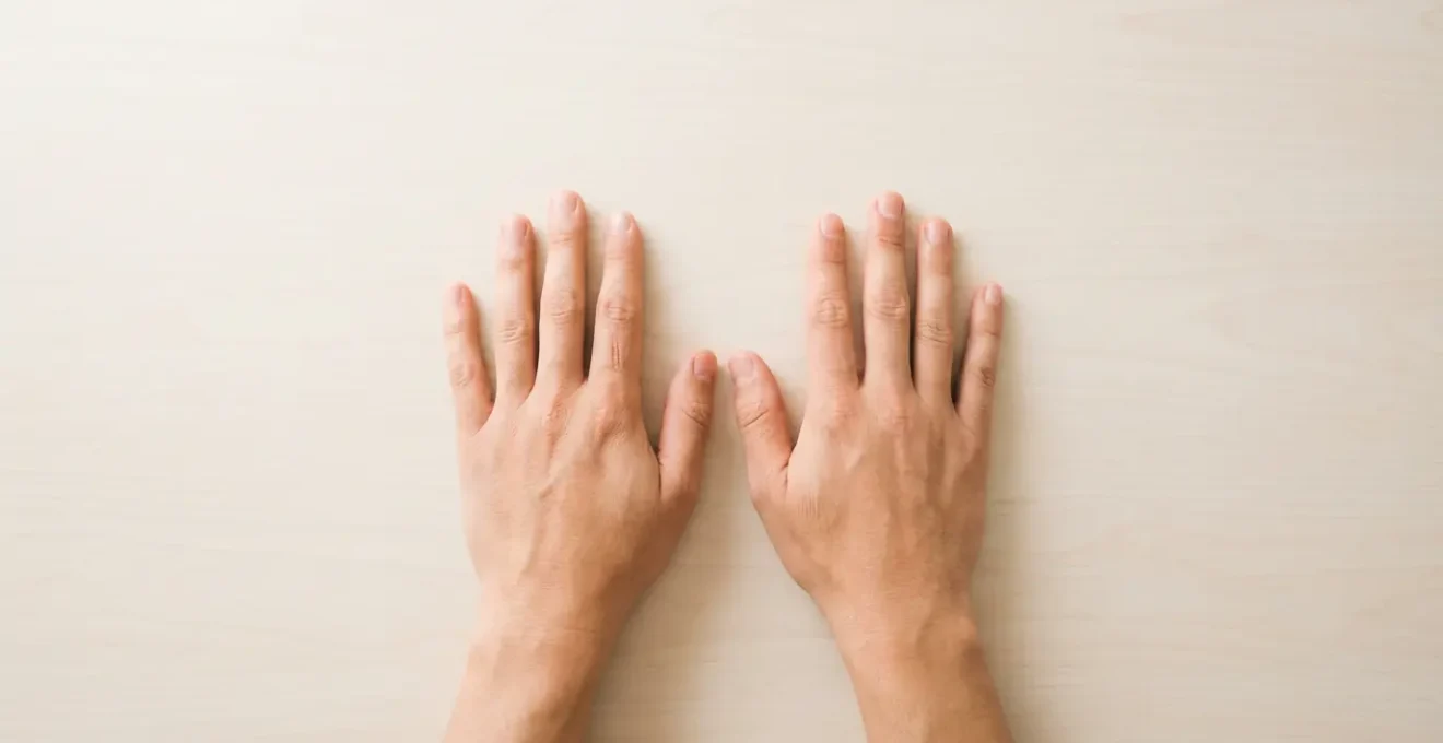 Vista cenital de ambas manos mostrando líneas verticales en el Monte de Mercurio