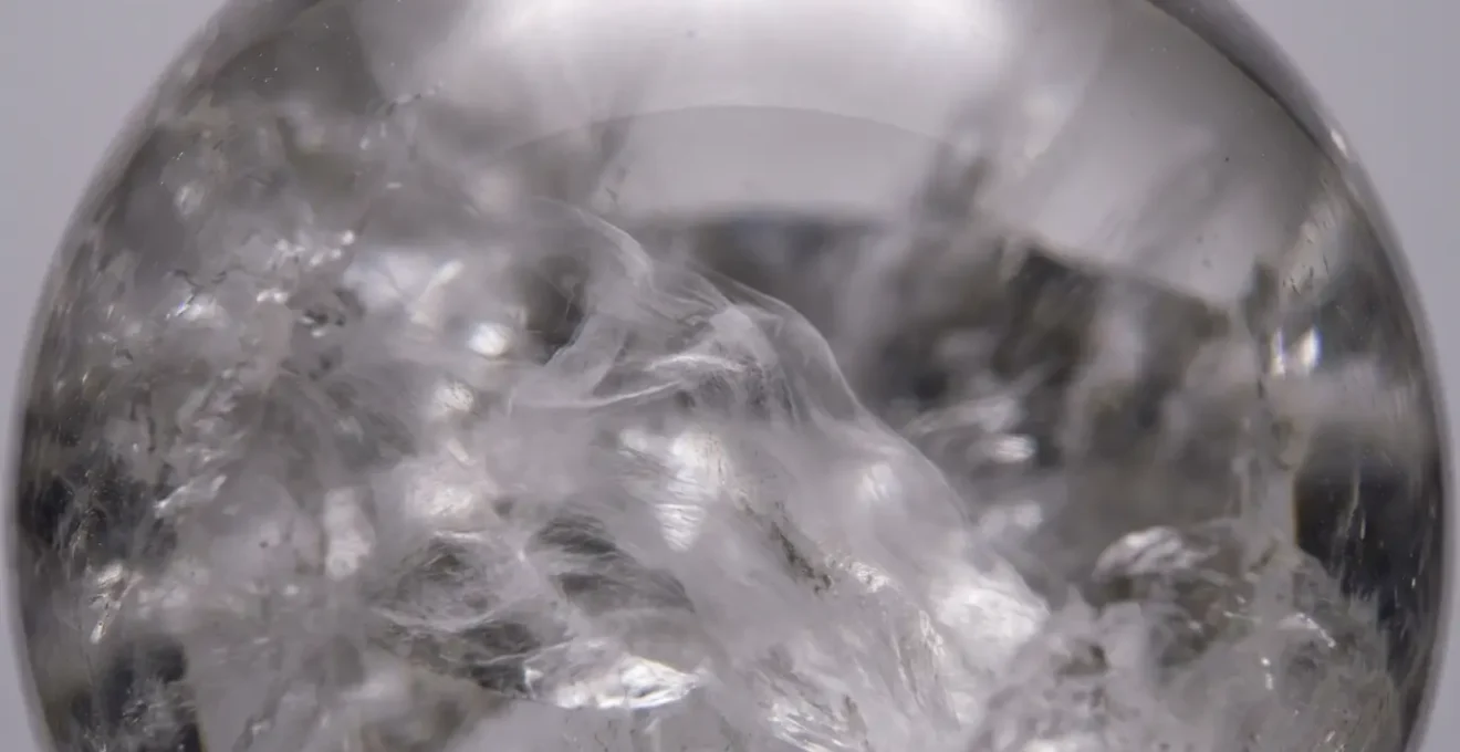 Detalle macro de formaciones nebulosas dentro de una esfera de cristal